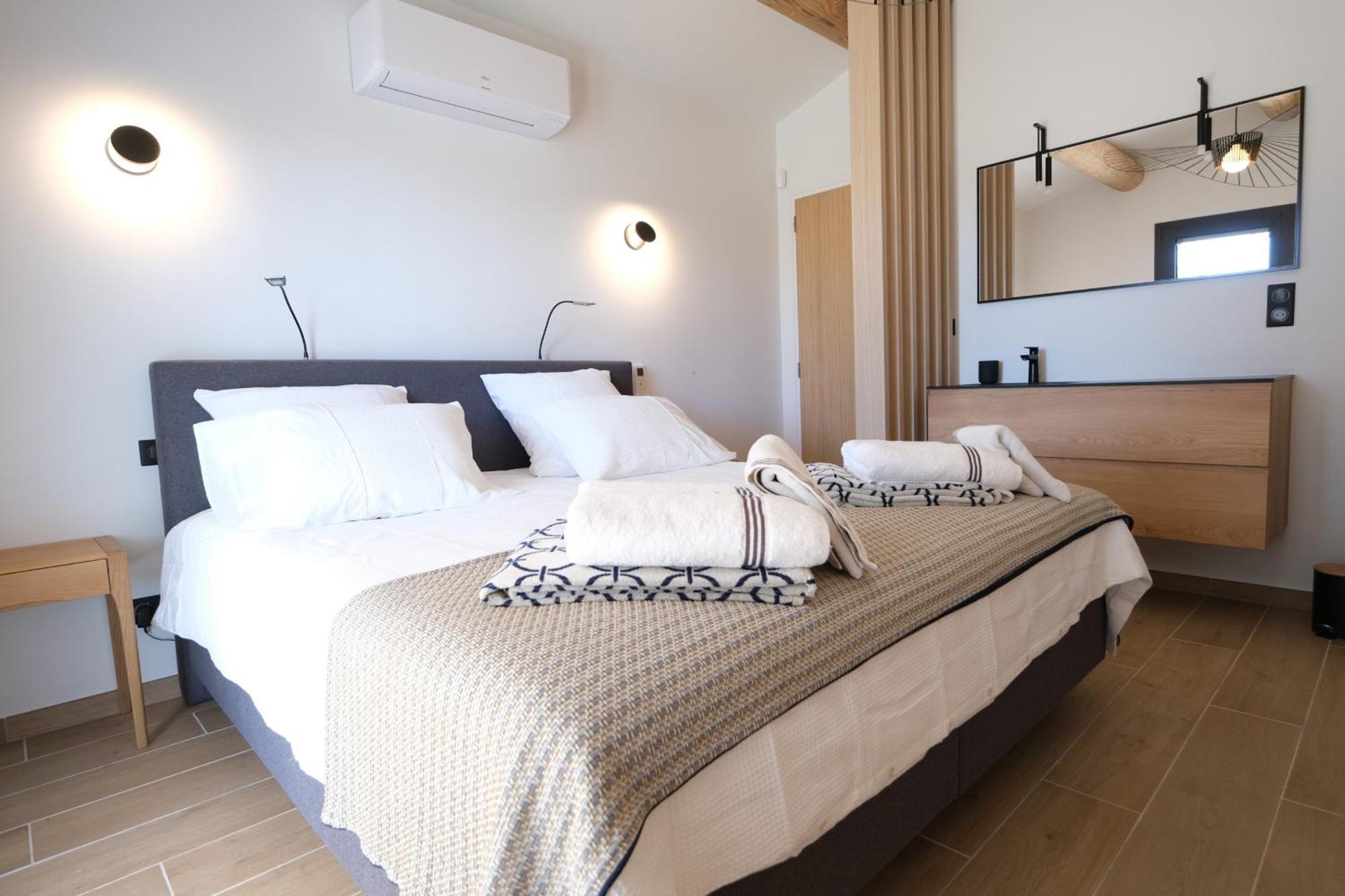 Provencal House With Heated Pool, View Of The Luberon In Robion - Accommodates 12 People. Zewnętrze zdjęcie